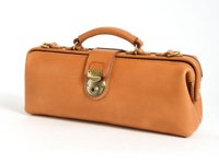 職人手作皮革橫長形單肩包，採用棕褐色皮革，配有復古黃銅色金屬鎖扣、提把和D型環，包身線條硬挺，縫線清晰。