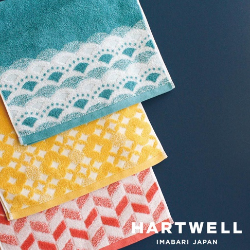 三條今治和風傳統紋樣毛巾，分別為藍綠色帶扇形紋樣、黃色帶花紋樣，以及粉紅色帶箭頭紋樣，皆為棉質毛巾。