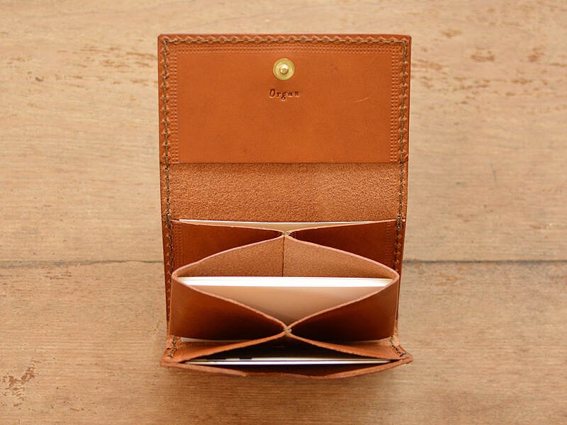 棕色皮革製的寬版Organ證件收納夾，內有四個隔層，可分類放置卡片或證件，表面有品牌壓印及金屬按扣。