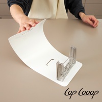 白色可彎曲瀝水架，附有銀色不鏽鋼支架，架上有多條細長的金屬桿，用於放置餐具。