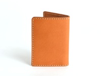 職人手作皮革雙折票券收納夾，以淺棕色皮革製成，縫線清晰，設計簡約，可收納票券與卡片。