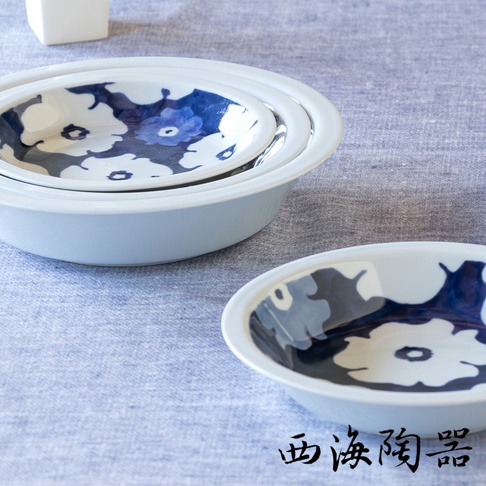 波佐見燒藍花紋多容量三件式碟盤，陶瓷材質，白色盤身內側飾有藍色花朵圖案，大小疊放，呈現多種用途的食器組合。