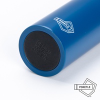 藍色金屬材質的口袋保溫杯，底部有黑色防滑墊，上面印有「DESIGN WORKS ANCIENT」字樣。杯身上有白色「POKETLE」菱形標誌。