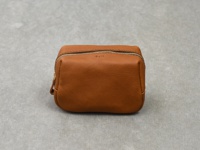 職人手作皮革Organ拉鍊收納包，光滑的棕褐色皮革材質，頂部有金色拉鍊和品牌Logo壓紋，簡潔的方形設計，適合日常收納。