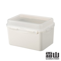 米白色PP材質麵包吐司保鮮盒，有透明蓋子和兩側鎖扣，適合冷凍冷藏，容量3公升。