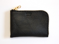 黑色軟皮革L型拉鍊卡片夾，表面有自然紋理，頂部有金色拉鍊頭，側邊縫線清晰。