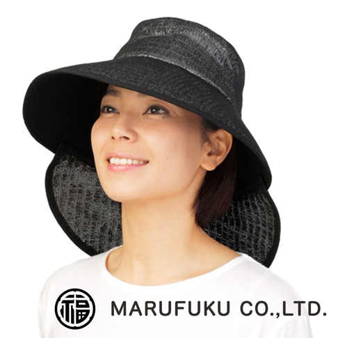一位女性配戴MARUFUKU丸福纖維黑色抗UV多機能遮陽寬緣帽，該帽子採用特殊銀色隔熱素材，設計有寬大帽緣與後方防曬垂布，提供卓越的遮光與防曬效果，適合夏季戶外活動使用。