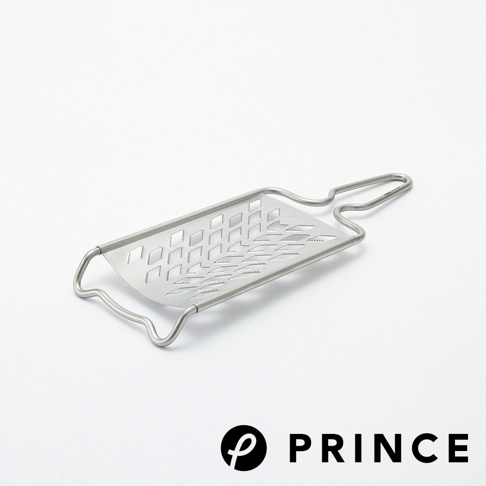 銀色金屬製長方形磨泥器，表面佈滿菱形及鋸齒狀孔洞，配有彎曲握柄。