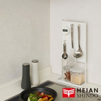 平安伸銅桌上型磁吸廚房收納架，展示有數位計時器、鍋鏟、湯勺、量勺、調味料罐及裝有肉桂棒的玻璃罐，右下方為品牌標誌。