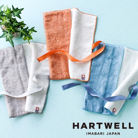 今治毛巾收納袋，共有灰、橘、藍三色，材質為柔軟吸水毛巾布，配有同色系或對比色緞帶，適合收納牙刷或小物。