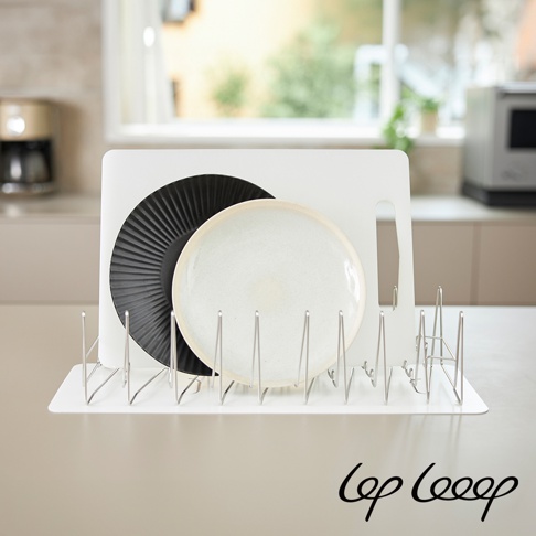 伸縮式不鏽鋼瀝水架，架身為白色，可收納一個黑色和一個白色盤子，由不鏽鋼支架支撐。