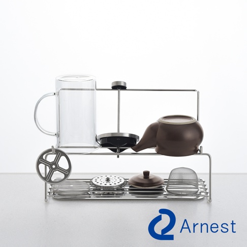 Arnest 牌不鏽鋼製多功能雙層瀝水架，展示一個玻璃水杯、一個濾網、濾網蓋、茶壺、濾網以及一個圓形金屬配件。
