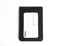 黑色職人手作皮革直式票券收納夾，帶有清晰的縫線和一個透明的票卡夾層，夾層內有「HERZ」品牌標誌與「The Heart of Craftsmanship」字樣。