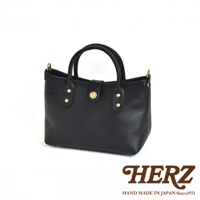 黑色皮革迷你托特包，設有金色旋轉鎖扣和金色鉚釘裝飾，簡約設計，適合日常攜帶。