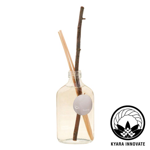 KYARA INNOVATE 品牌標誌旁的室內擴香竹，瓶中裝有淺黃色液體，插有兩根竹籤及一根較粗的樹枝，瓶身貼有圓形標籤，標示著 Neutral。