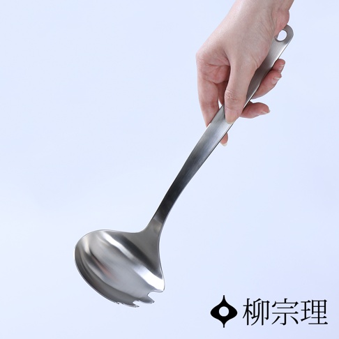 手持不鏽鋼叉杓，勺頭為碗狀並帶有梳齒，長柄末端有掛孔。