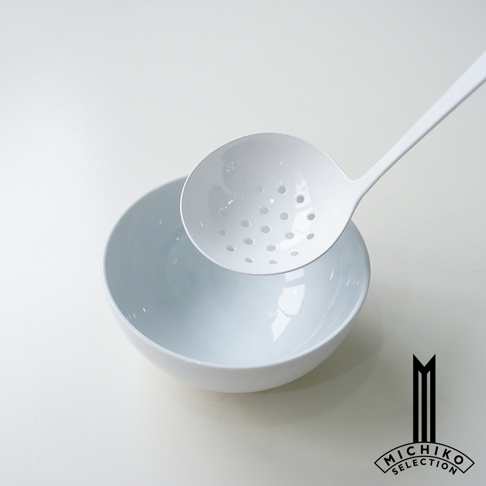 一只白色的湯勺，上面佈滿孔洞，正從一個白色的碗上方取出，碗和湯勺都像是陶瓷或琺瑯材質。右下角有一個 MICHI KO SELECTION 的標誌。