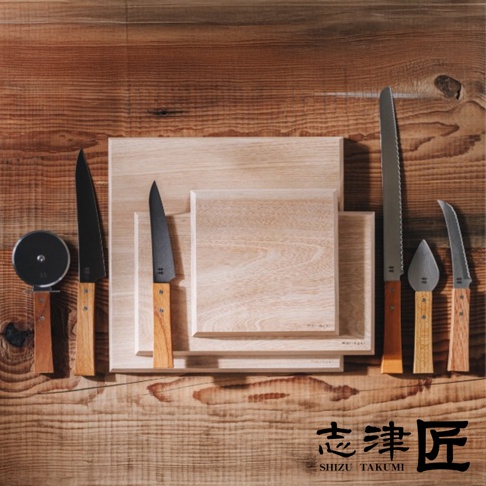 志津匠 morinoki 榆木砧板 S 搭配多款日式刀具，陳列於木紋背景上