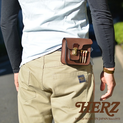 職人手作咖啡色皮革高爾夫腰包，附有黃銅釦環，可放置高爾夫球釘，腰包上有精緻車縫線。