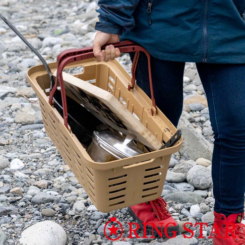 米色塑膠製的 Starke-R 超級長籃，帶有紅色提把，籃內裝有木板、金屬鍋具和長柄工具。