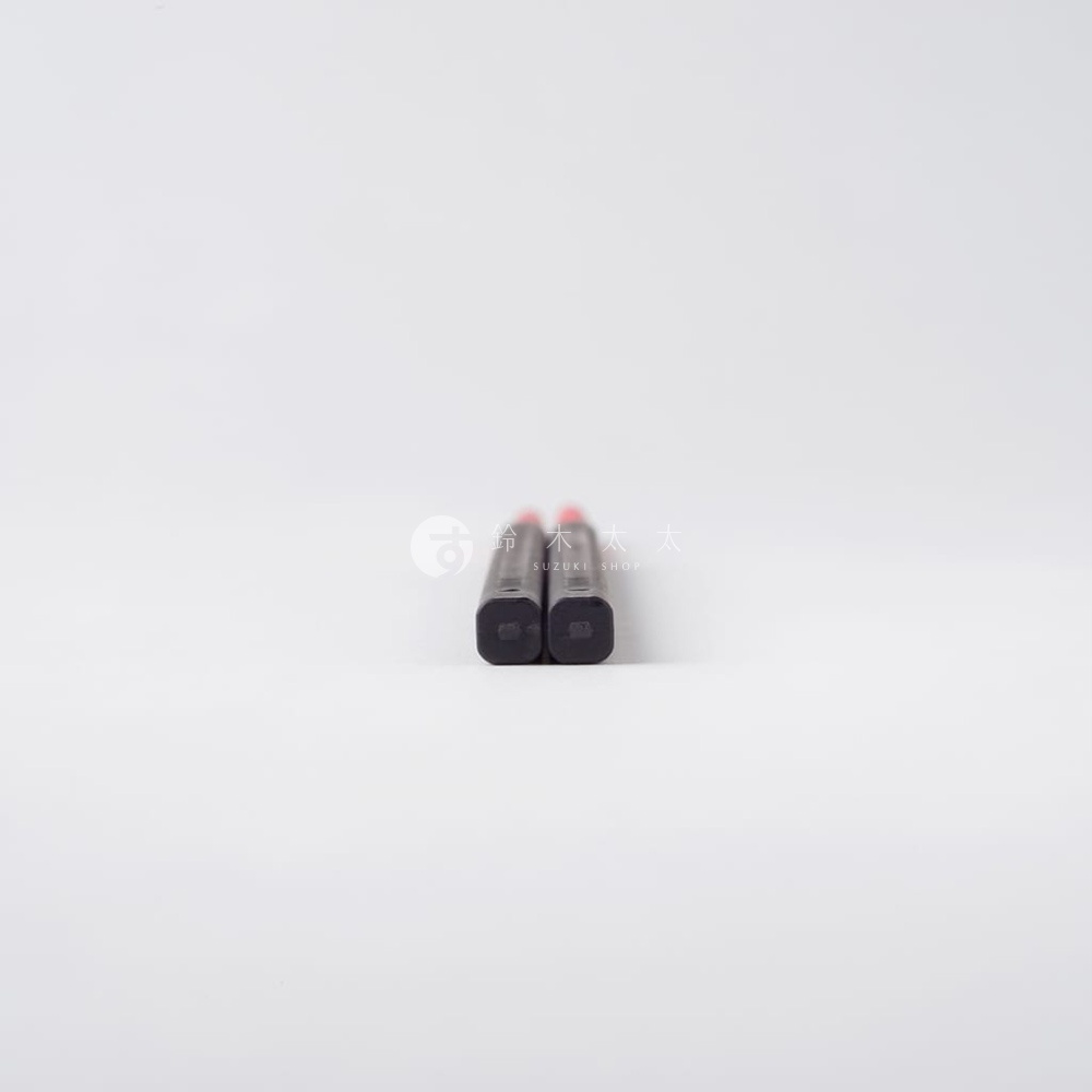 兩個黑色防滑矽膠長筷，前端帶有紅色細節，擺放在白色背景上。