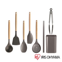 廚房用具7件組，包含湯勺、鍋鏟、炒勺、漏勺、夾子、筷子及收納架，皆為灰色矽膠材質搭配木質手柄。