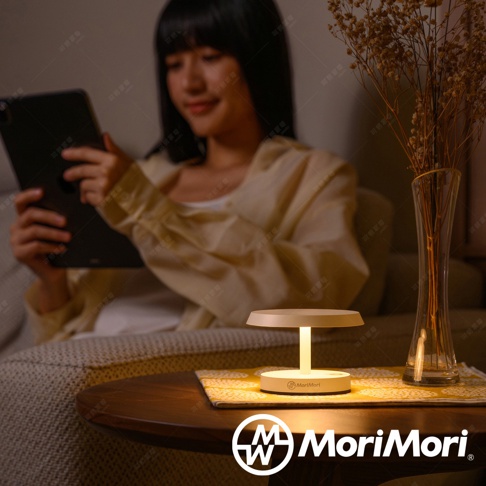 LED T-Light LOUNGE 工型造型燈，白色圓形燈座，向上延伸出白色直立燈桿，頂部為白色圓形燈罩，散發柔和暖黃光，簡約現代設計。