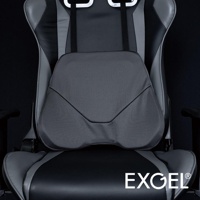 電競椅用的灰色背墊，表面有網狀紋理，中央有V形縫線設計，透過黑色織帶固定在電競椅上。