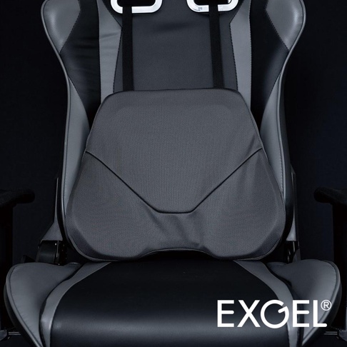 電競椅用的灰色背墊，表面有網狀紋理，中央有V形縫線設計，透過黑色織帶固定在電競椅上。