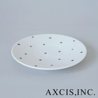 美濃燒手繪點心盤，白色陶瓷盤身，飾有隨機排列的黑色圓點圖案。