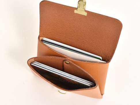 カードケースとしても使えます。名刺でもそうですが、詰め込み過ぎると型崩れやフタが閉まらくなりますので、適度な枚数でお使い下さい。