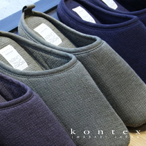 MOKU 棉麻室內拖鞋，展現深灰、淺灰及海軍藍三種顏色，材質為細緻的棉麻織物，邊緣有灰色滾邊，內側可見品牌標籤。