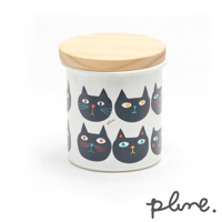 琺瑯材質的圓柱形儲物罐，白色罐身印有排成兩列的可愛黑色貓咪頭圖案，每隻貓咪的表情和配色皆不同。罐子配有淺色木質密封蓋。