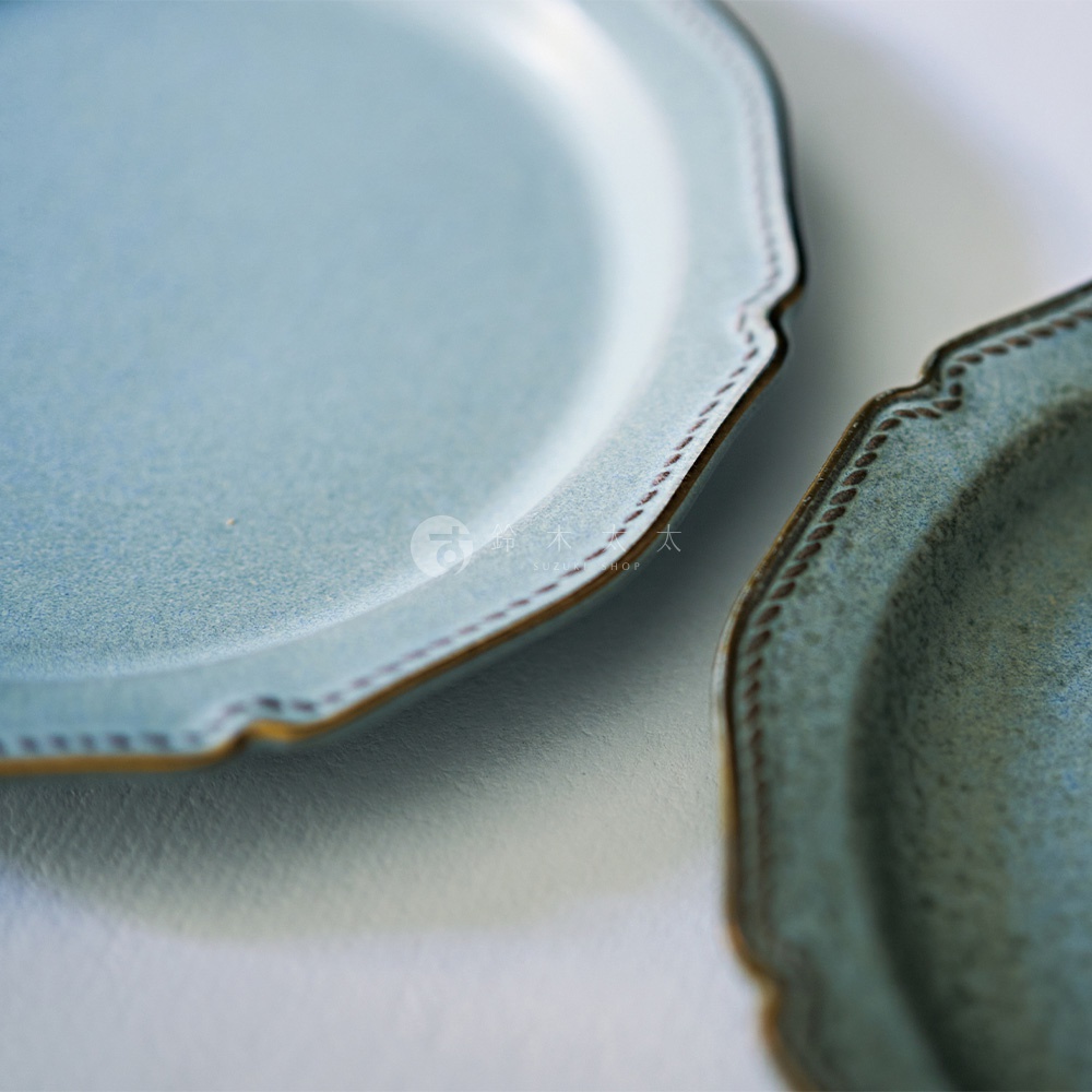 Aito Stitch 美濃燒金彩浮雕經典餐盤 M 的近景，盤緣帶有精緻的金色縫線狀紋飾，風格典雅。