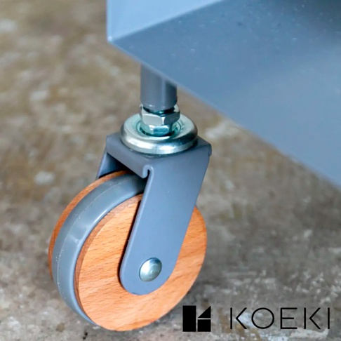 Mash手推式三層置物收納架 LIV-SW3 的灰色金屬支架連接著實木輪子，輪子外圈包覆灰色塑膠，整體簡潔實用。