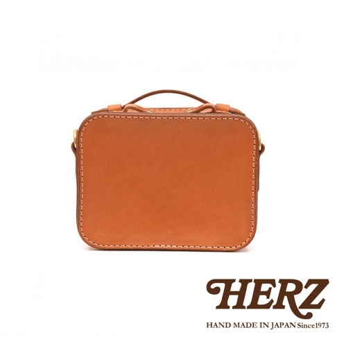 HERZ 職人手作皮革兩用迷你小方包，棕色硬皮革材質，日本製造，品牌標誌印製於畫面右下角