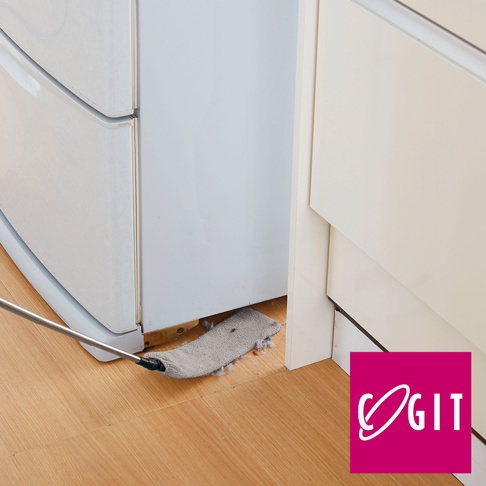 銀色金屬桿連接灰色超細纖維布，清潔白色家電下方縫隙中的灰塵和毛髮。