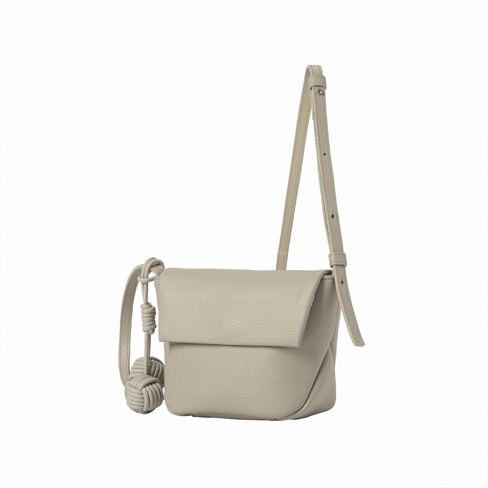 itten-itten Neru 義大利皮革點結吊飾迷你單肩包，採用細緻壓紋皮革，搭配圓潤的點結吊飾，斜背或單肩背皆可。