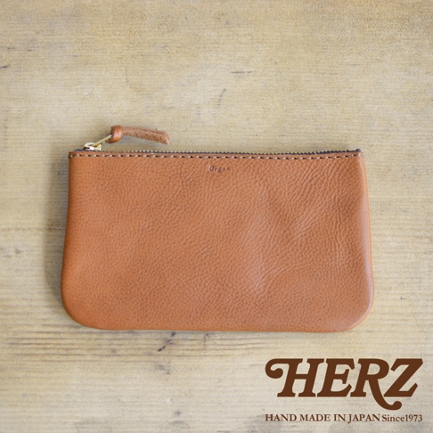 職人手作皮革Organ拉鍊式小物收納袋，淺棕色，簡約設計，拉鍊上有皮革拉繩，整體為方形帶有圓潤邊角的設計。