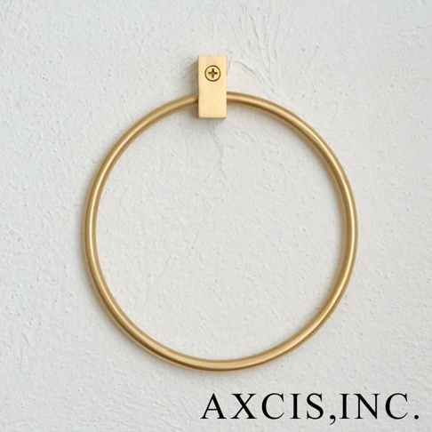 金色輕奢黃銅圓形毛巾環，固定在帶有十字螺絲孔的方形黃銅支架上，支架固定於白色紋理牆面上。