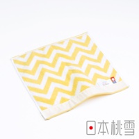 今治北歐方巾，採用黃色與白色相間的鋸齒狀圖案，材質為柔軟的棉，邊緣有品牌標籤。