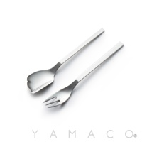 一組銀色不鏽鋼蛋糕叉匙，叉子有三齒，湯匙形狀較特別，兩者皆有長柄，整體呈現簡約現代風格。