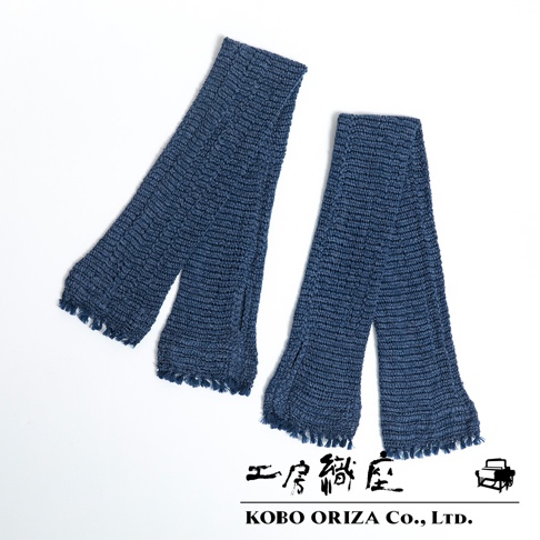 一對深藍色、紋理豐富的MOJIRI NECK’ｍ有機棉遮陽袖套，兩端皆有流蘇裝飾。