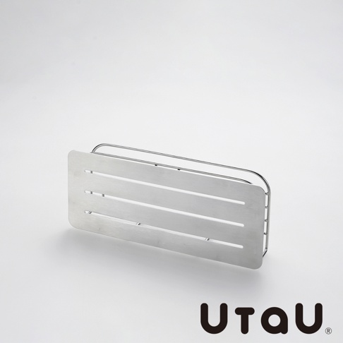 銀色不鏽鋼製成，帶有橫向條紋設計的可掛式刀具砧板瀝水架，呈現簡潔實用的外觀。