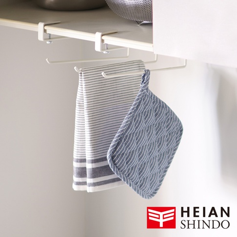 白色金屬材質的免鑽櫥櫃毛巾架，下方掛著一條藍白條紋毛巾和一個藍色波浪紋隔熱手套。