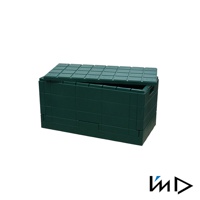 深綠色塑膠製成的可堆疊摺疊收納椅，側面和頂部有格子磚紋路，椅蓋部分開啟，露出內部空間。