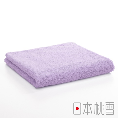 淡紫色飯店毛巾，材質柔軟，表面有細緻毛圈，折疊平整，置於白色背景上。