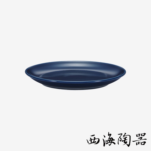 深藍色波佐見燒 Common 陶瓷料理盤，直徑18公分，具有光滑的表面和微微隆起的邊緣，適合日常烹飪和盛裝食物。