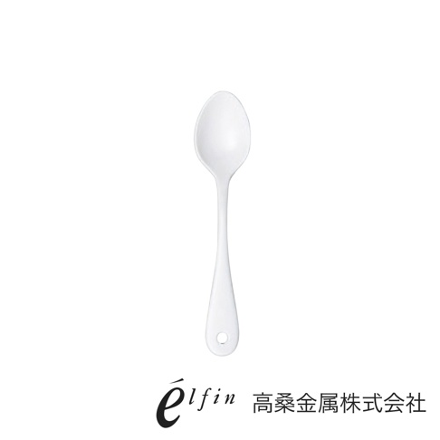 日製白琺瑯水果甜點匙，圓潤的匙面，細長的握柄末端有掛孔，整體呈現光滑潔白的質感。