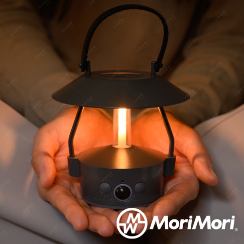 手持式黑色LED燈籠，燈罩為傘狀，中間有透明燈管，底部有ON-OFF和AUTO按鈕，整體為簡約設計。